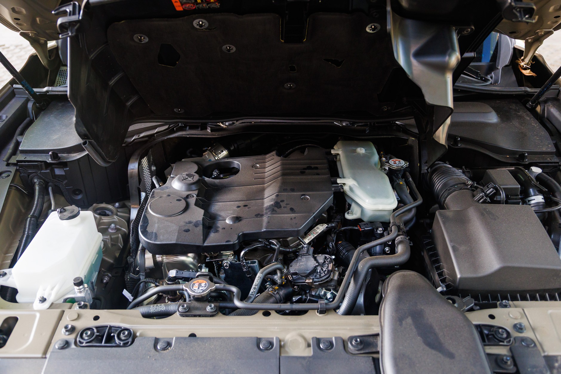 Brudny silnik wcale nie oznacza, że silnik będzie bardziej awaryjny. Zewnętrzna czystość silnika nie ma znaczenia dla mechaniki, a może pomóc, jeśli są jakieś wycieki, których wcześniej nie było widać