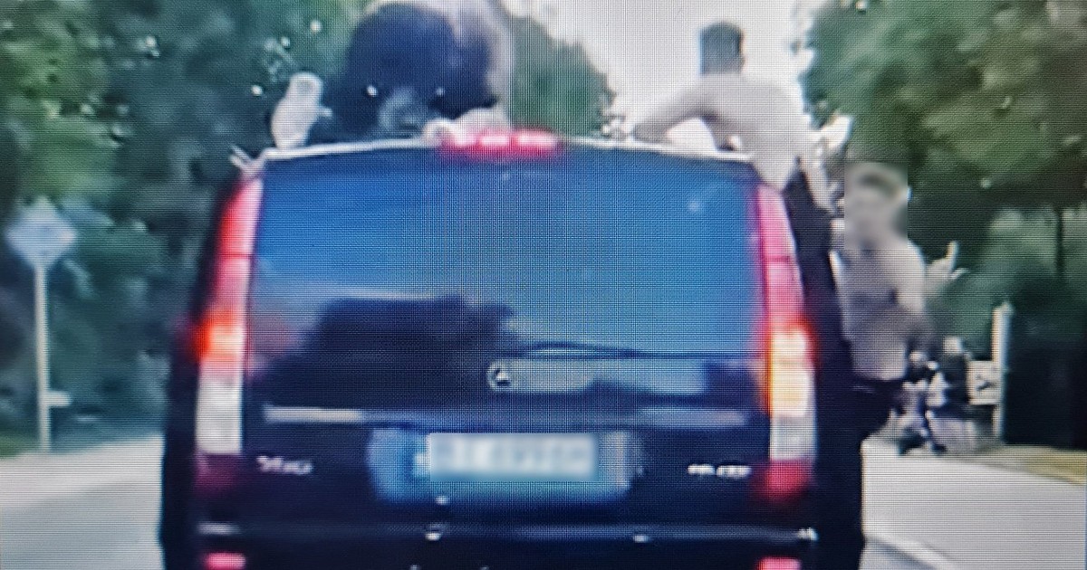 Młodzi mężczyźni, którzy brali udział w wieczorze kawalerskim, m.in. wychodzili na dach busa, którym jechali