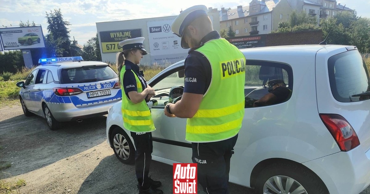 "Niewinny" ruch ręką prowadzi do mandatu 500 zł. Sami sobie wyrobiliśmy ten nawyk