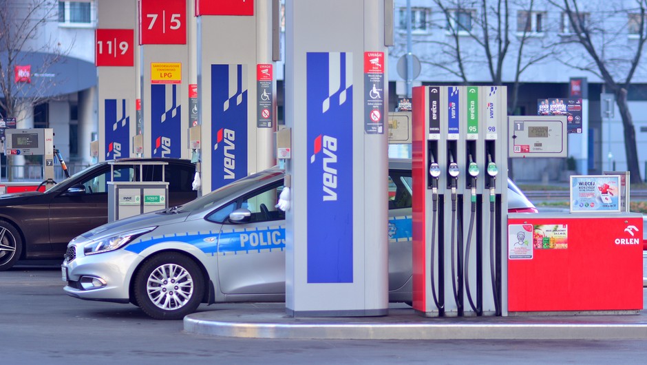 Tankowanie samochodu. Spadają ceny paliw w Polsce