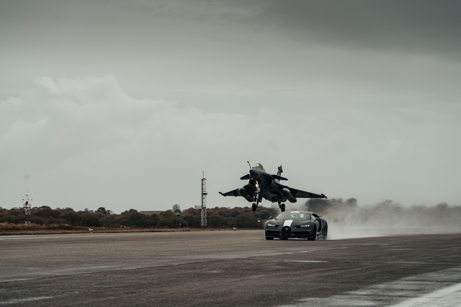 Bugatti Chiron Sport kontra myśliwiec Dassault Rafale Marine