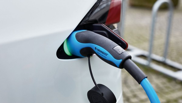 Tesla Model X kontra Audi e-tron - które elektryczne auto będzie lepszym wyborem?