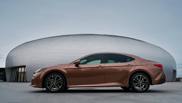 Nowa Toyota Camry. Komfortowa limuzyna z wydajną hybrydą piątej generacji