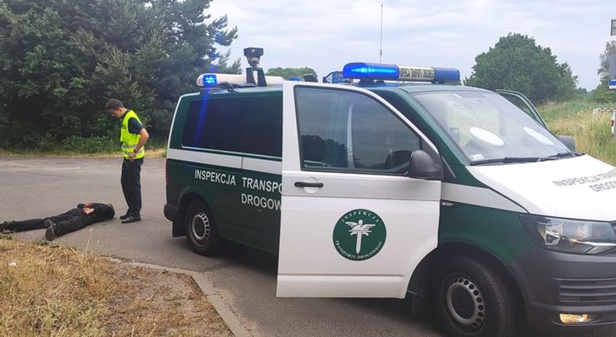 Pościg za kierowcą kampera. Po kolizji zaczął uciekać, w stacyjce miał łamak