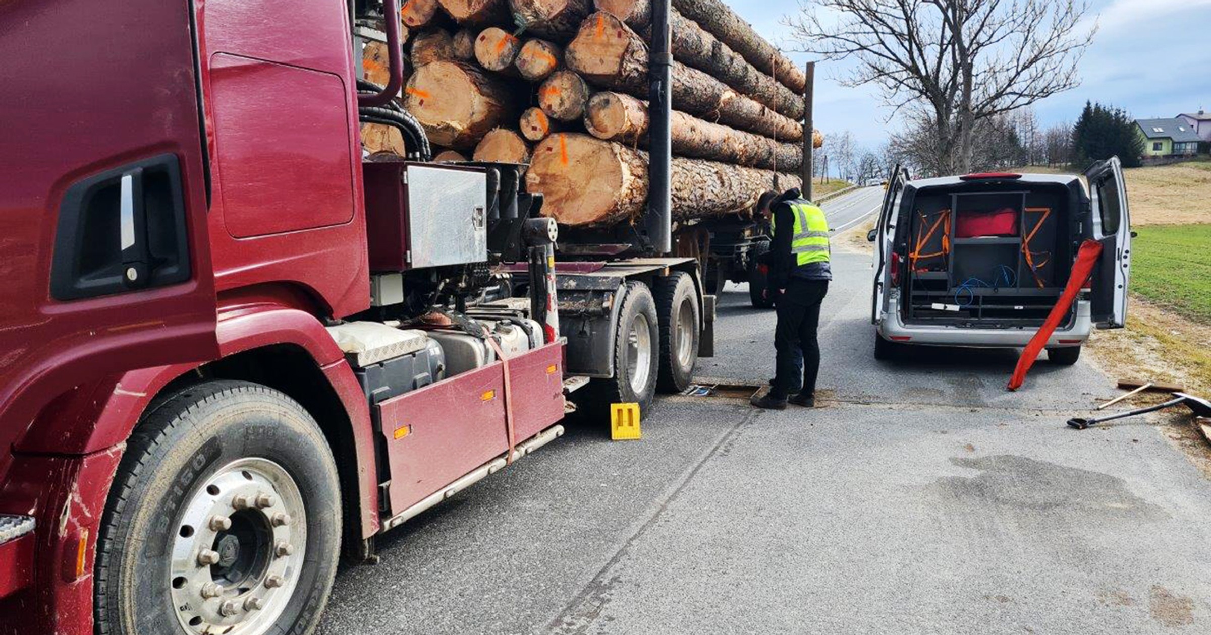 Zespół pojazdów w punkcie kontrolnym podkarpackiej Inspekcji Transportu Drogowego