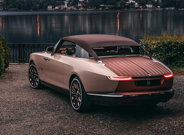 To nie luksusowa drewniana łódź. To drugi ostentacyjny Rolls-Royce Boat Tail