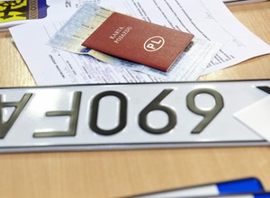 Nie zarejestrował auta, bo nie chciał zapłacić za "numerek". Skandaliczna sytuacja pod stołecznym urzędem