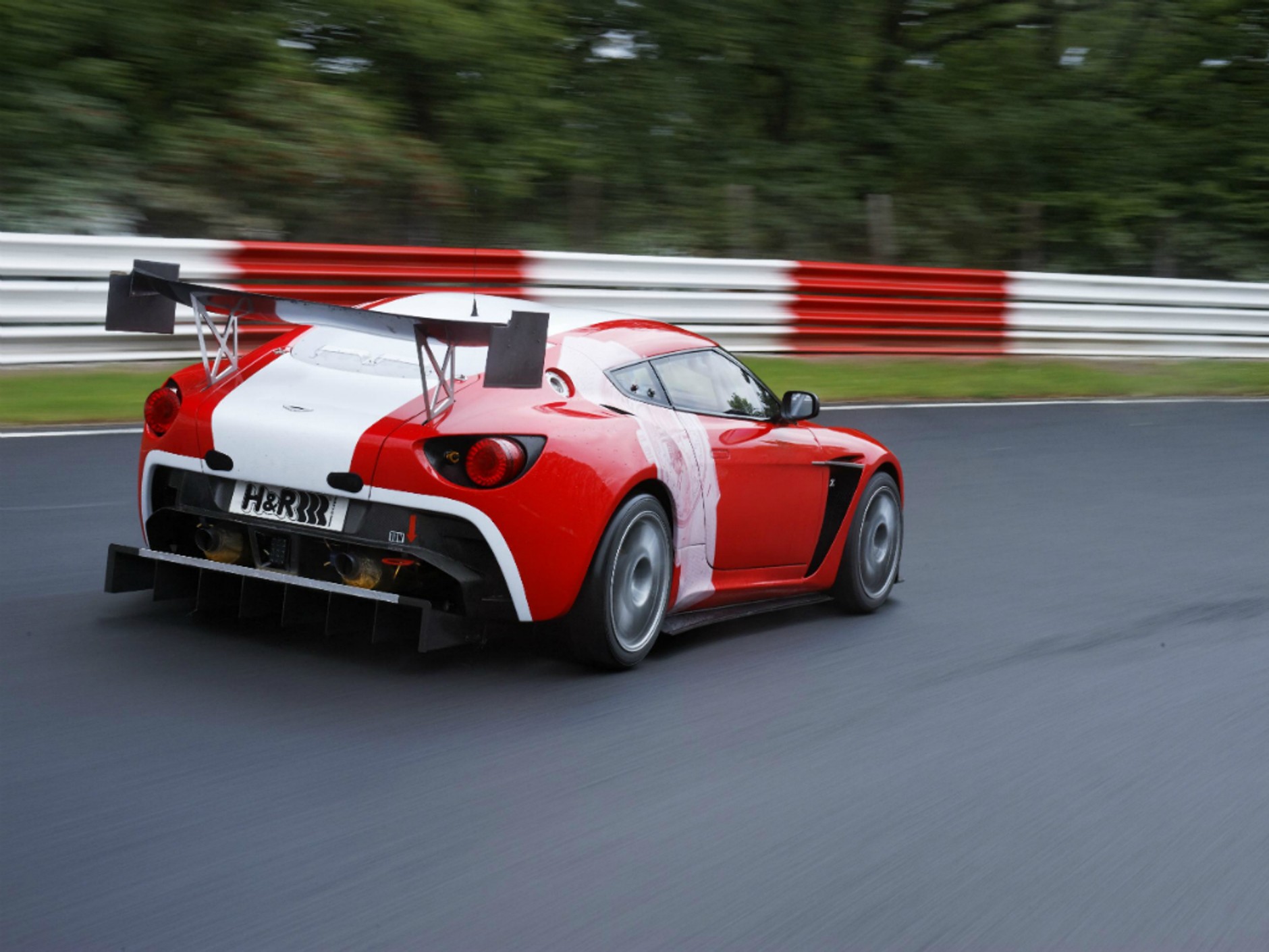 Aston V12 Zagato na Nürburgringu