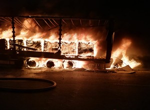 Wbił się pod naczepę tira i zaczął płonąć. Polak ruszył na ratunek