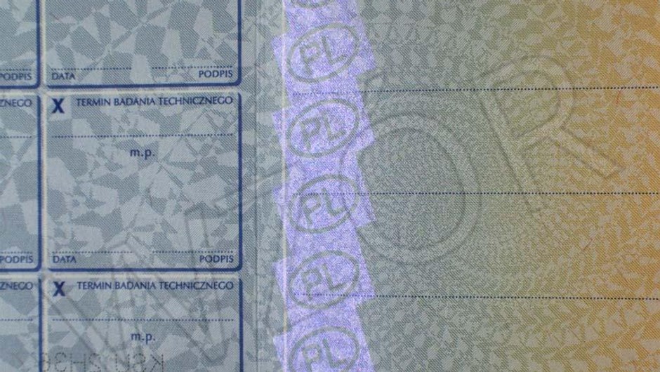 Dowód rejestracyjny jest pokryty farbą zabezpieczającą o perłowym połysku