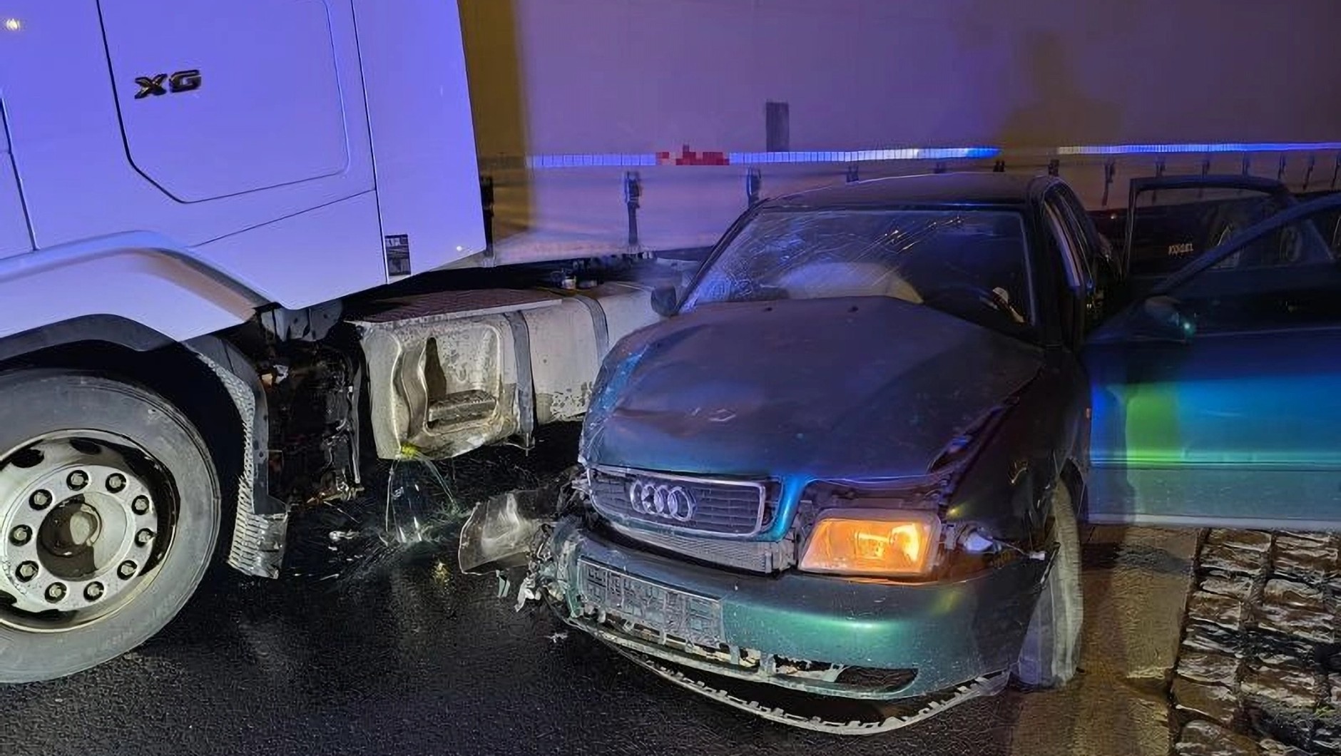 Pijana 17-latka starym Audi wjechała w tira. Wcześniej uciekała przed policjantami