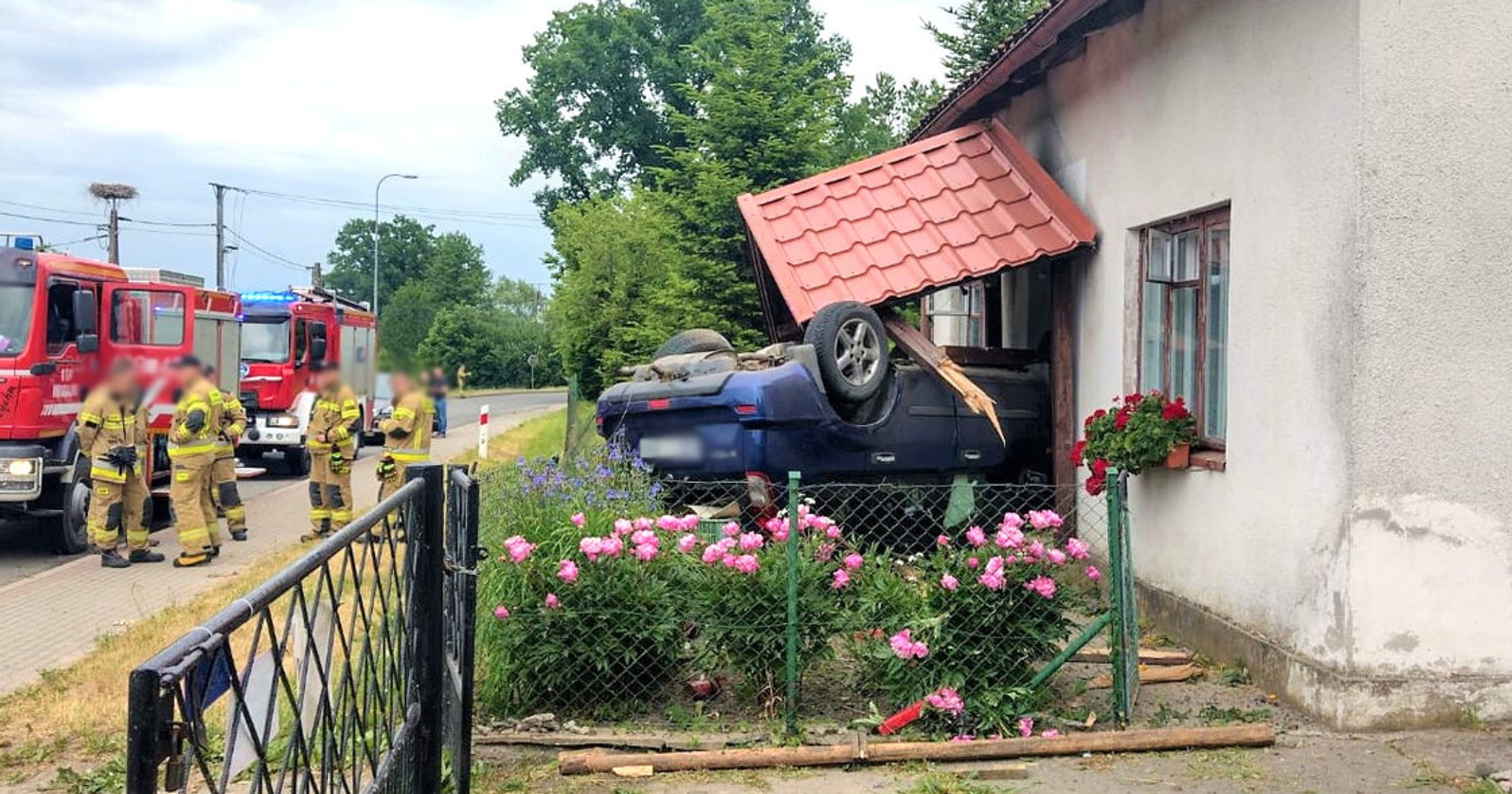 Samochodem wjechał do czyjegoś domu