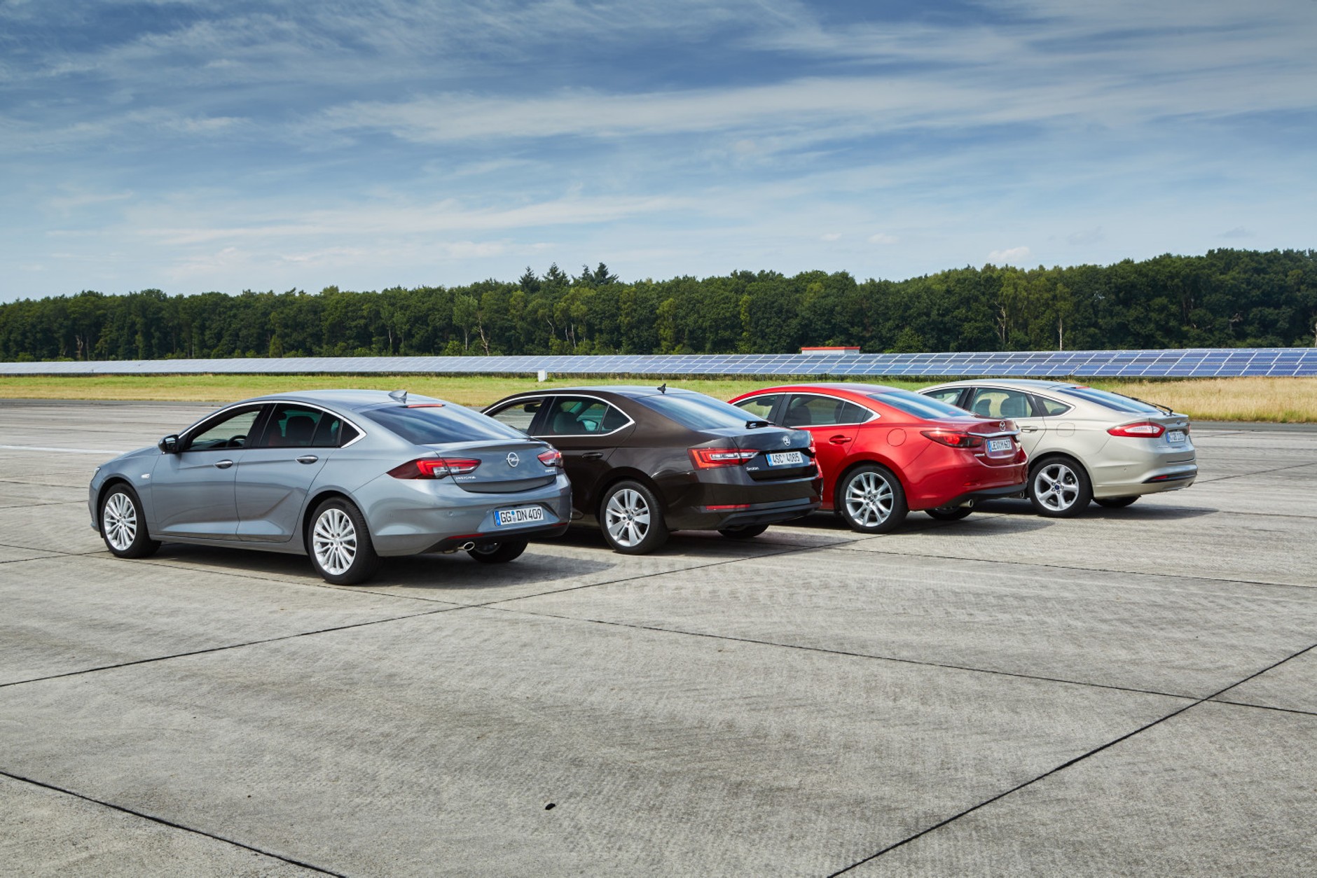 Nowy Opel Insignia kontra Ford Mondeo, Mazda 6 i Skoda Superb - kto wyprzedzi Opla?