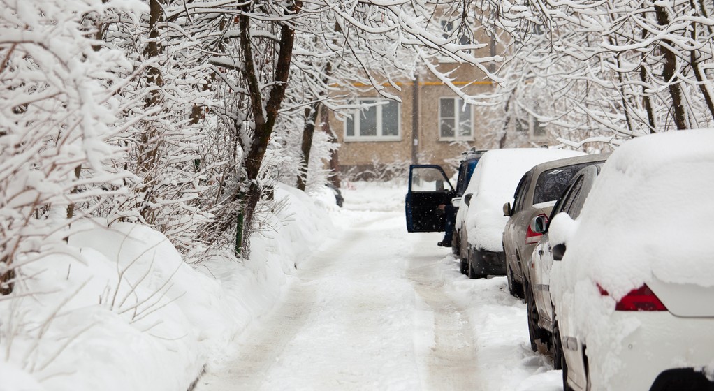 Samochody zaparkowane wzdłuż wąskiej ulicy