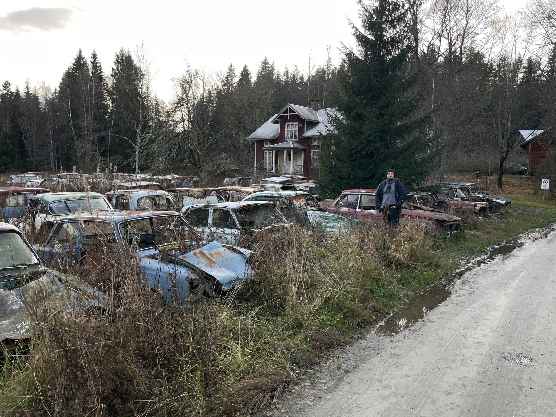 Cmentarzysko samochodów w Bastnas w Szwecji
