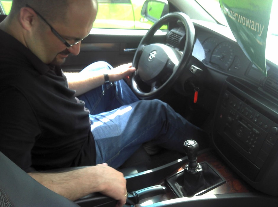 Szukamy auta z ogłoszenia: Opel Omega bez rdzy i nadwozia