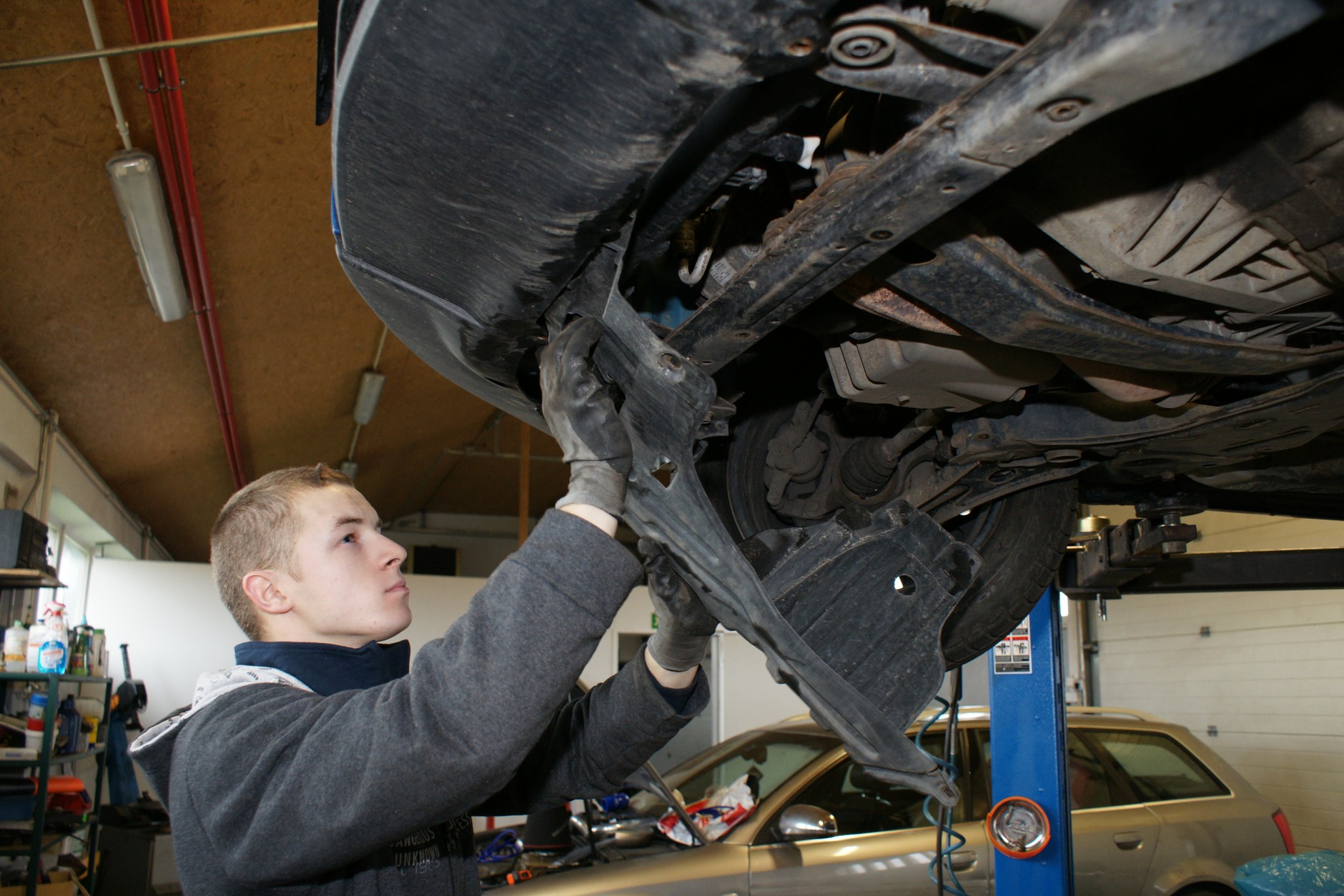 Montaż osłony silnika we Fiacie Sedici – krok 1: demontaż osłon fabrycznych