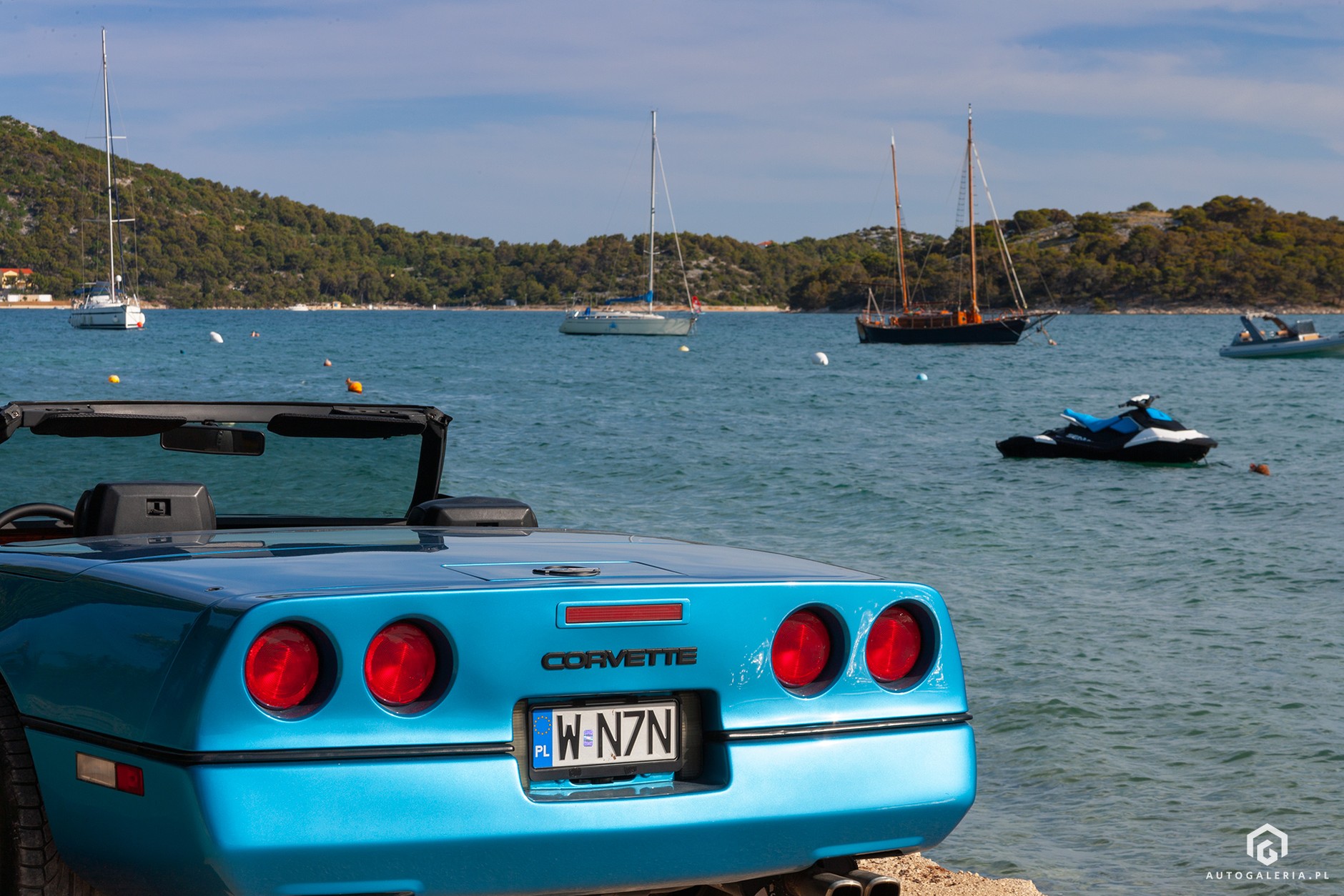 Niestandardowe wakacje za kółkiem starej Corvette