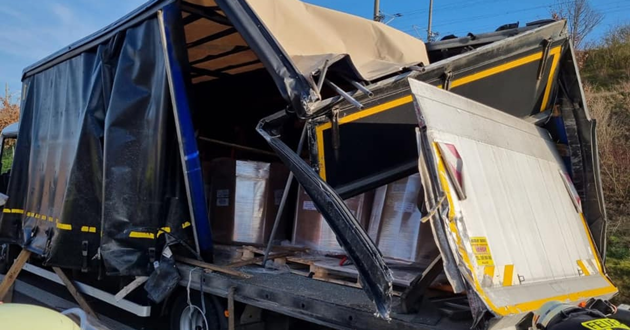 Zniszczona polska ciężarówka po zderzeniu na niemieckiej autostradzie 