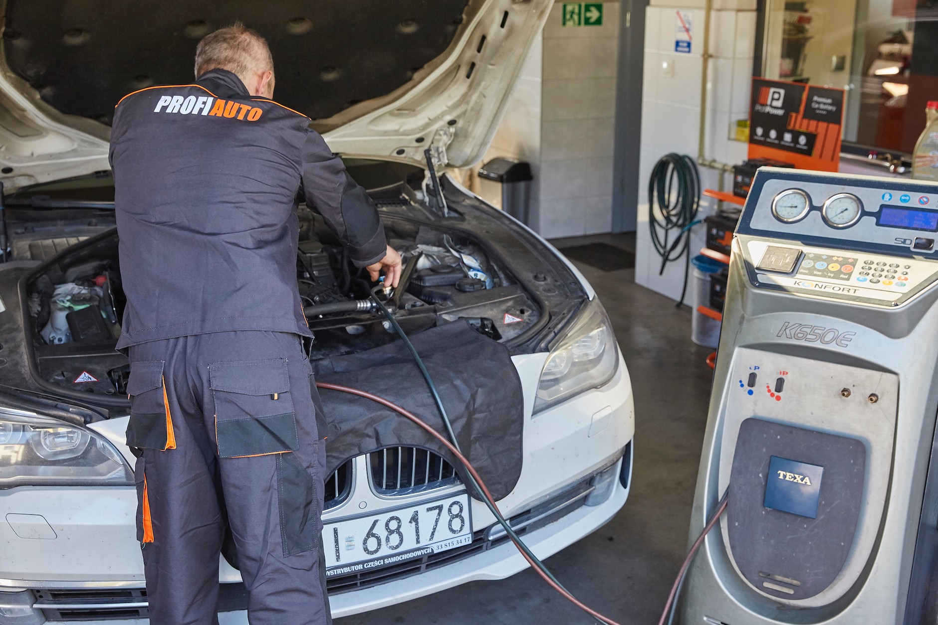Przegląd klimatyzacji i uzupełnianie czynnika przy użyciu automatycznej stacji