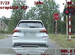 Kierująca Skodą zignorowała czerwony sygnał. Dostała 2 tys. zł mandatu i 15 punktów karnych