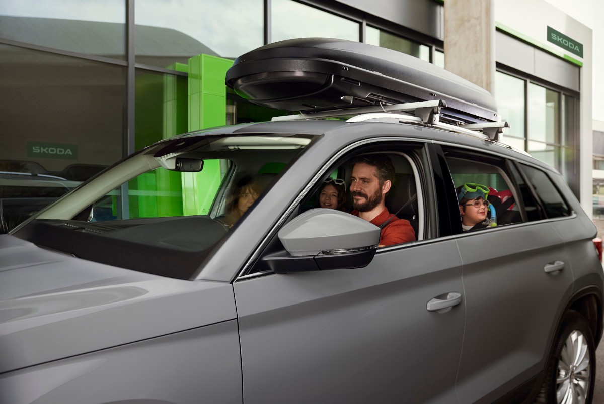 Jakościowe akcesoria – od boksów dachowych po maty antypoślizgowe – pozwalają spakować się raz, dobrze i z zachowaniem pełnego bezpieczeństwa