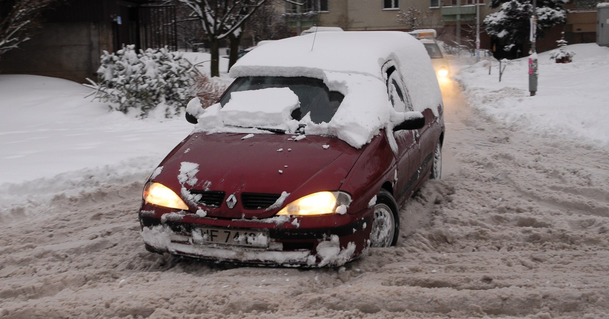 Nie bądź bałwanem! Odśnieżaj auto