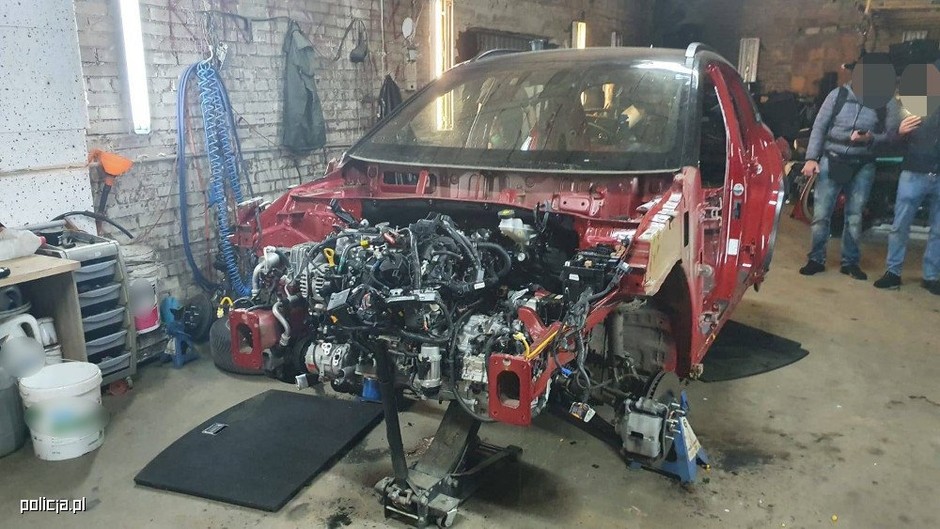 Rozbierał auto z Niemiec. Wpadł w Wołominie, gdy kończył rozbiórkę