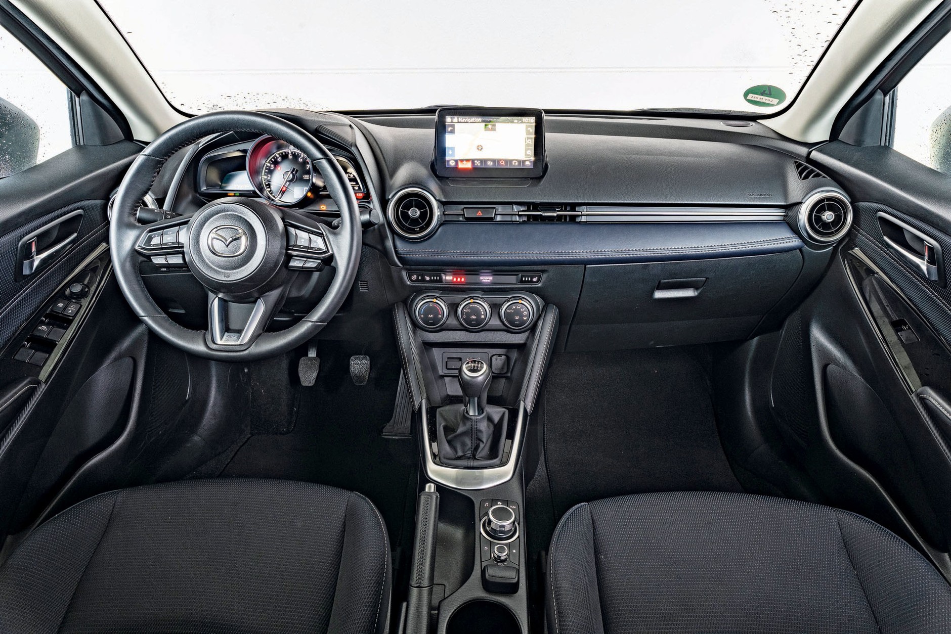 Mazda 2 - kokpit