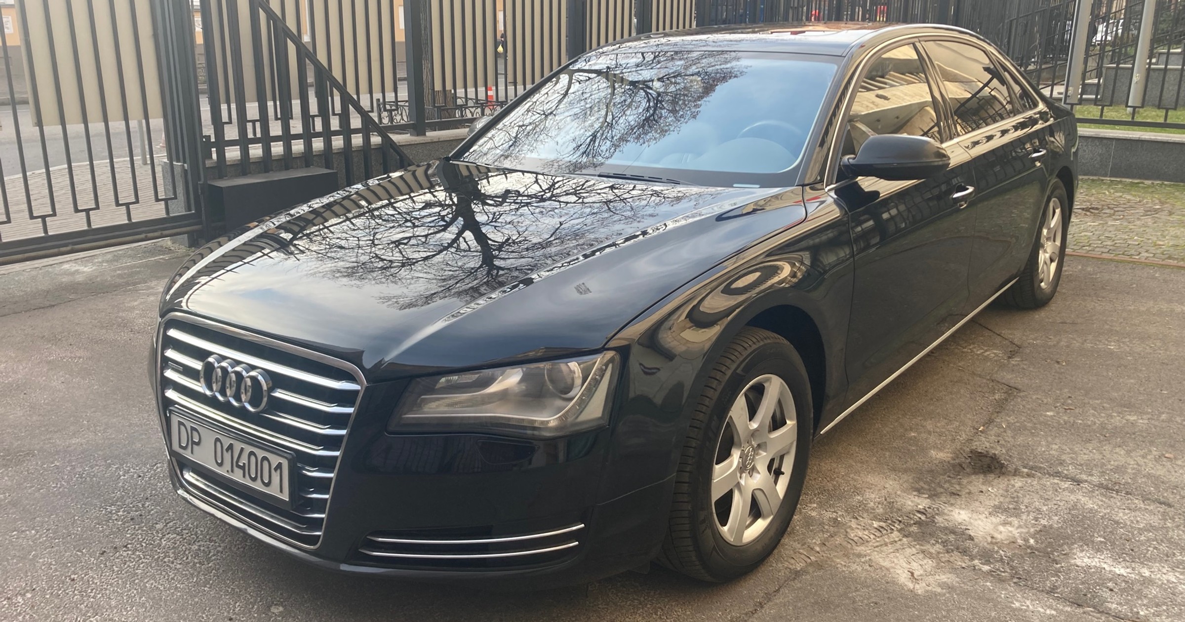 Audi A8 sprzedawane przez polską ambasadę w Kijowie
