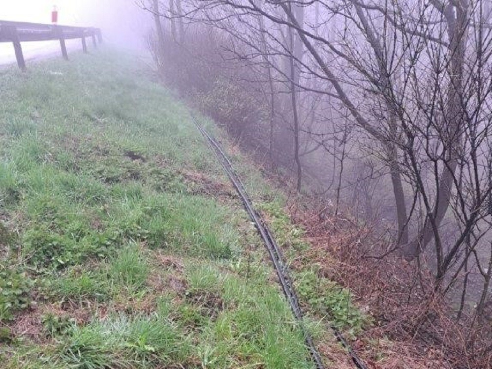 Przewód wysokiego napięcia leżący obok pobocza