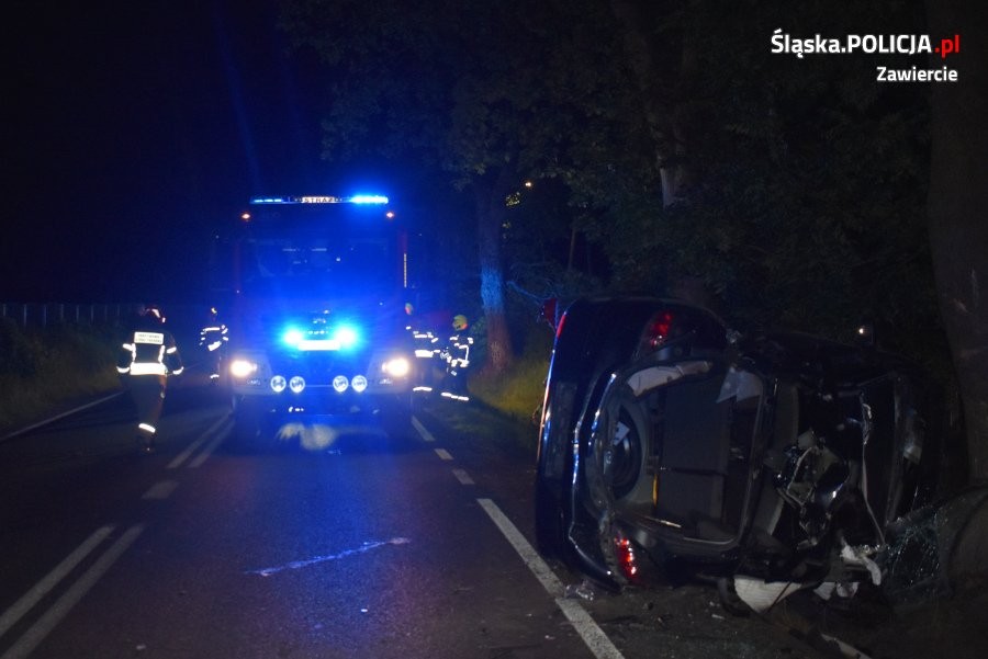 Opel "dachował" w Biskupicach. Pasażerowie zostali uwięzieni