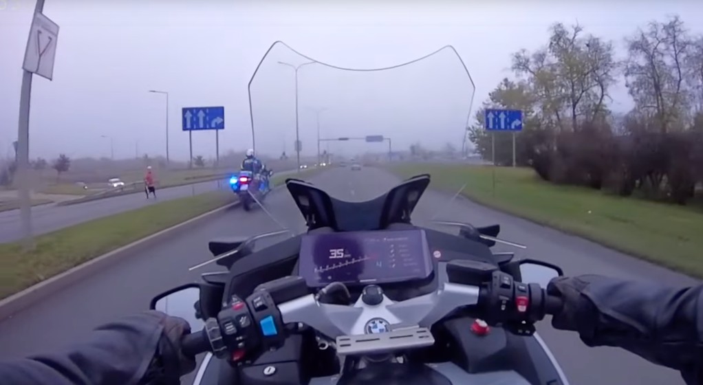 Patrol na motocyklach pomógł starszej kobiecie pokonać dwujezdniową ulicę