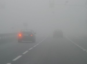 Kiedy wolno używać świateł przeciwmgielnych. Przepisy mówią wprost