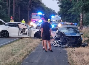Policyjna Kia zderzyła się z Teslą. Funkcjonariusze jechali do wypadku