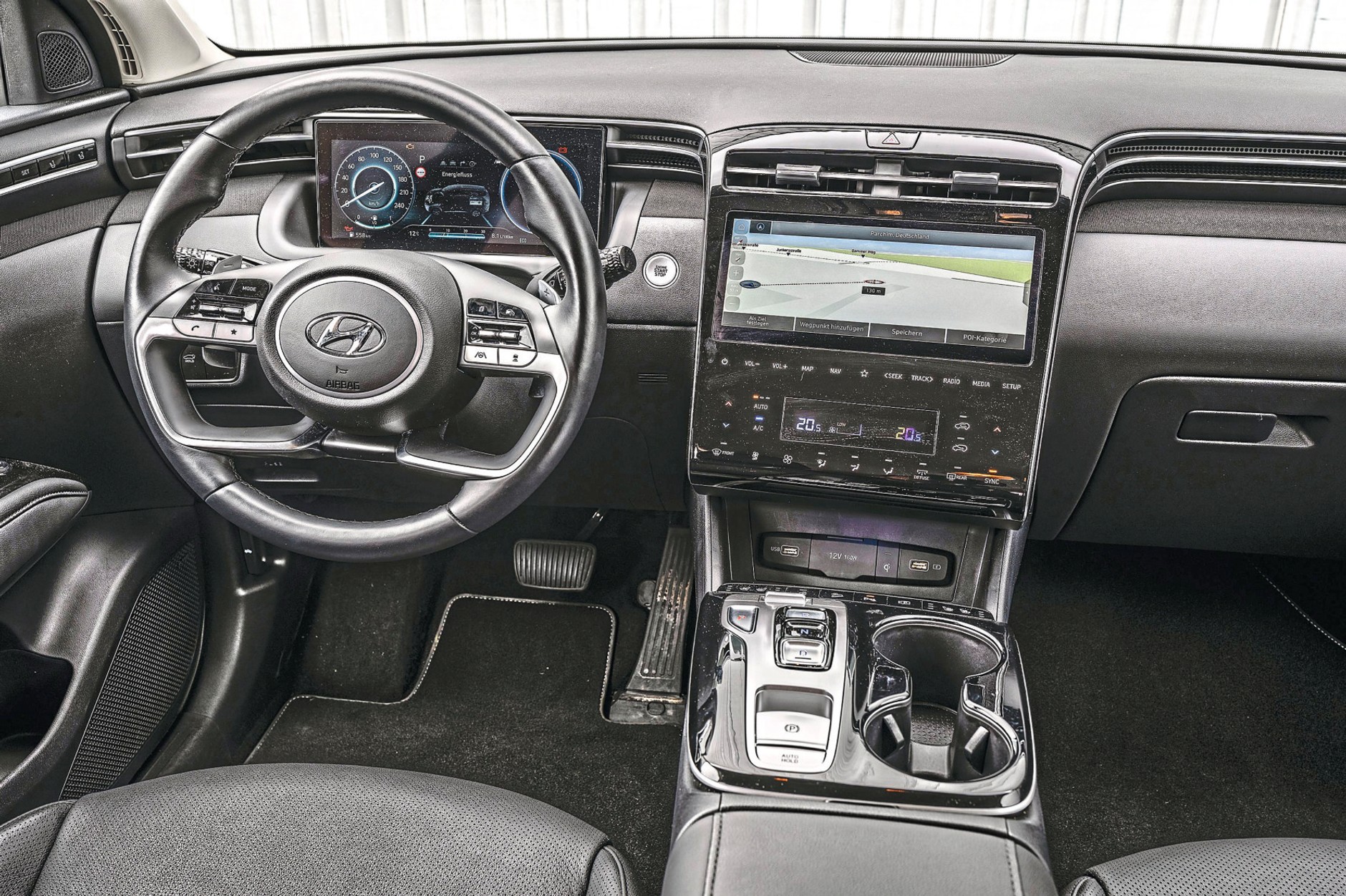 Hyundai Tucson 1.6 CRDi: wnętrze w wersji sprzed liftingu. Dużo błyszczącego plastiku.