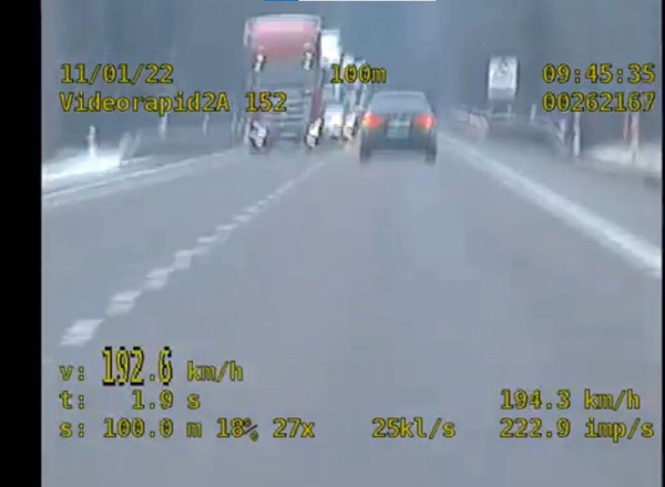 Przekroczył prędkość o ponad 100 km/h. Nowy taryfikator go nie odstraszył [Wideo]