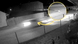 Z impetem staranował Audi ogrodzenie. "Szukał kotka" [WIDEO]