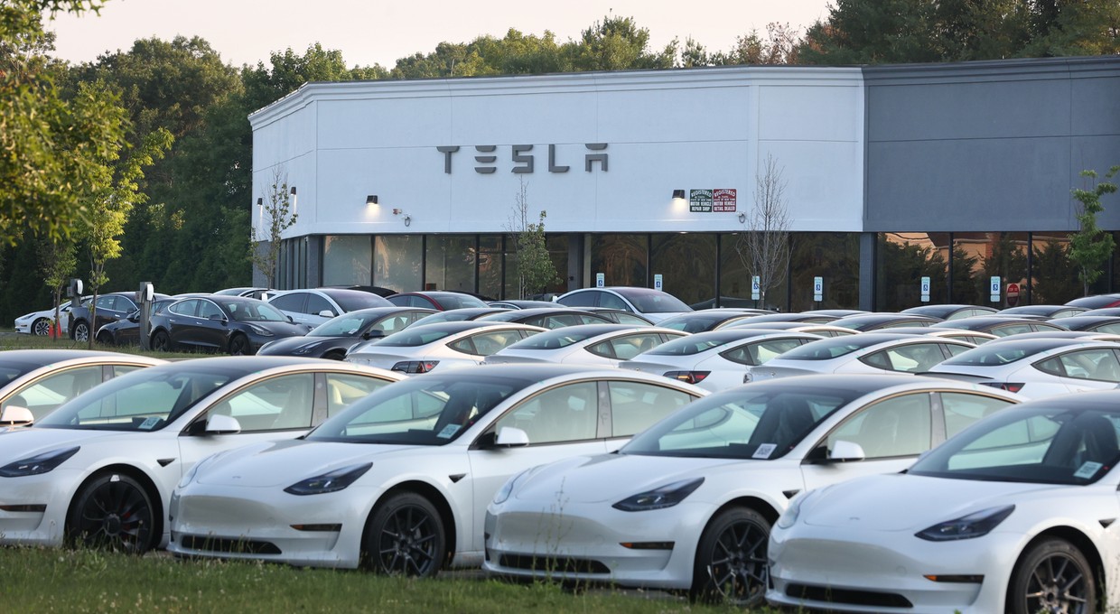 Presja ma sens. Tesla po cichu zamontowała w swoich autach dźwignię za kierownicą