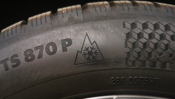 Mandat za opony M+S? Tak, bo musi być coś jeszcze. Takie muszą być opony zimowe