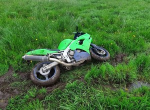 Pościg za pijanym motocyklistą. Na koniec policjant dogonił go na rowerze