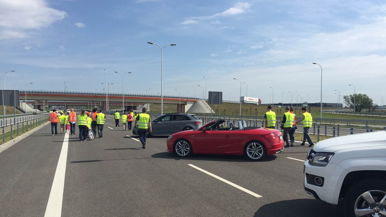 Niewidome dzieci poznają autostradę