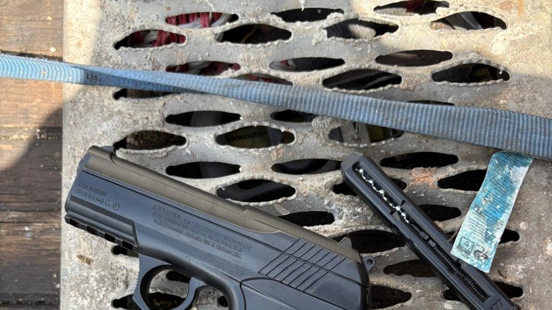 Zwrócił mu uwagę, że nieprawidłowo zaparkował. Tamtem wyciągnął broń