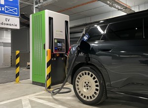 Strat przy ładowaniu akumulatorów aut elektrycznych nie da się uniknąć. Oto, ile tracimy
