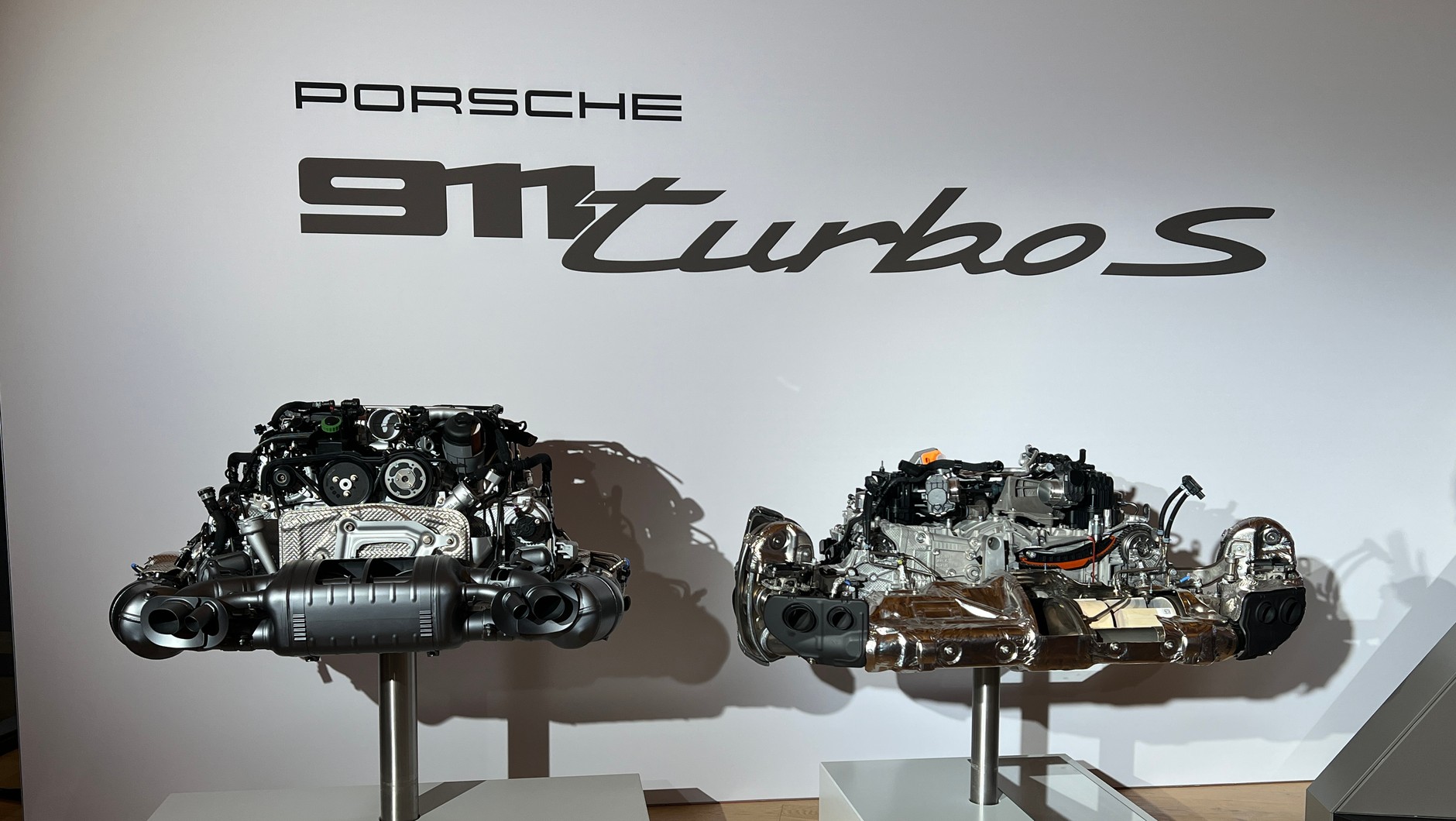 Porównanie silników z Porsche 911 Turbo S 992.1 i 992.2