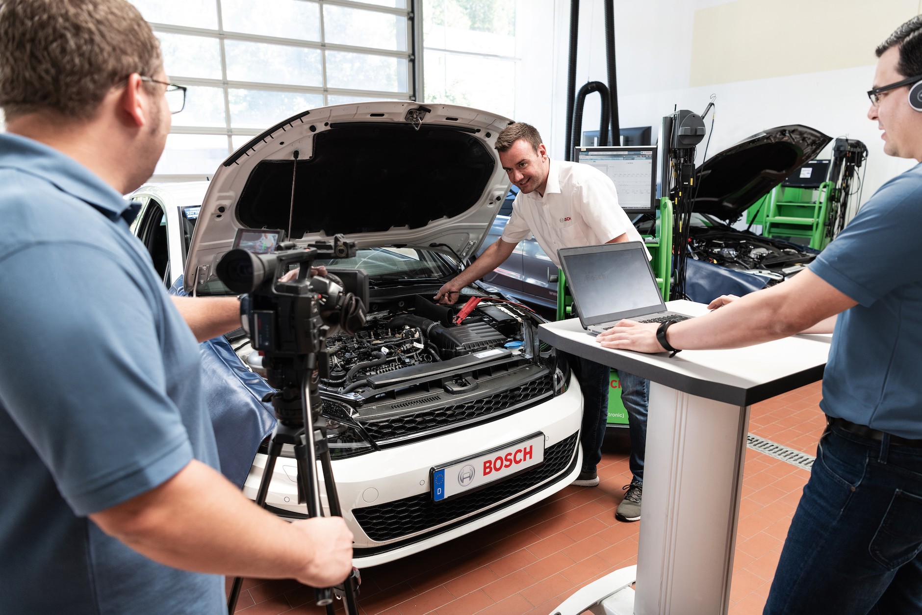 Bosch Car Service: mechanicy są regularnie szkoleni. W czasie Pandemii COVID-19 szkolenia odbywają się zdalnie.