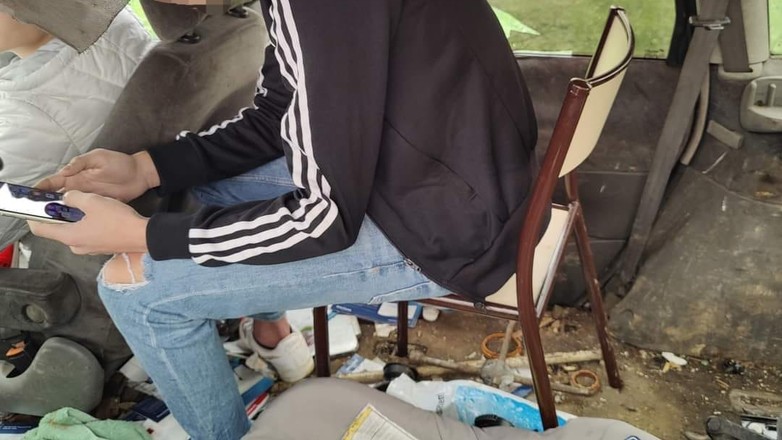 Tak się podróżuje we Francji. Jazda na drewnianym krześle