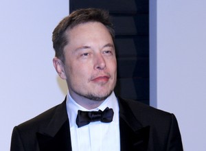Czy Tesla wprowadzała klientów w błąd? Czarne chmury nad Elonem Muskiem