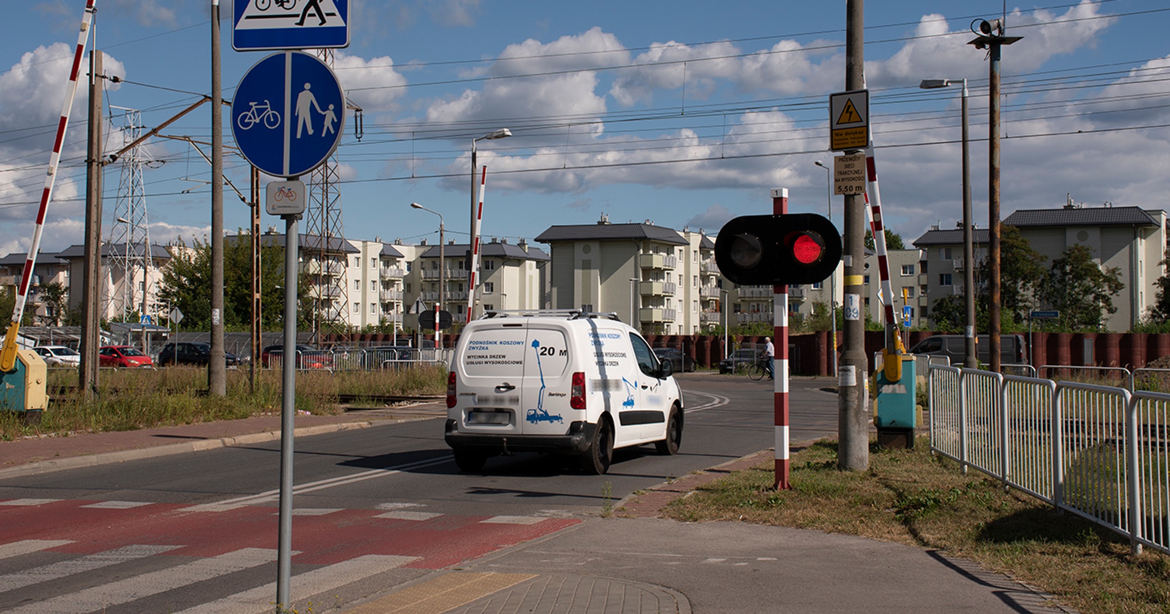 Wjazd na przejazd kolejowy na czerwonym świetle
