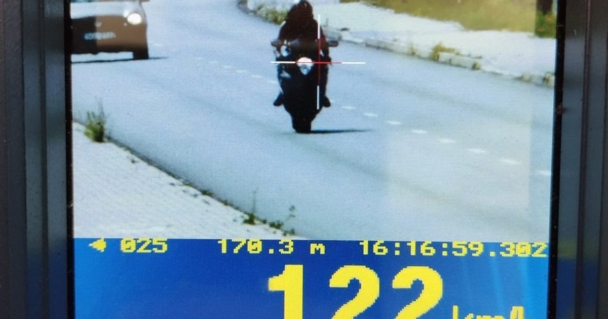Motocyklista przekroczył prędkość i od razu pożegnał się z prawem jazdy